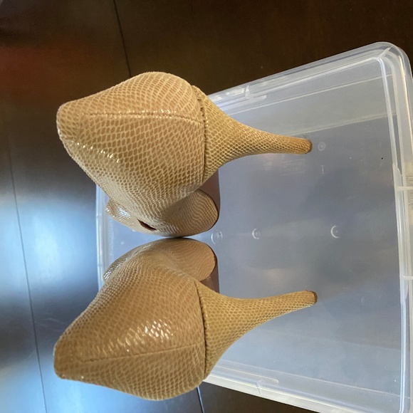 BCBG platform pumps - Picture 4 of 7